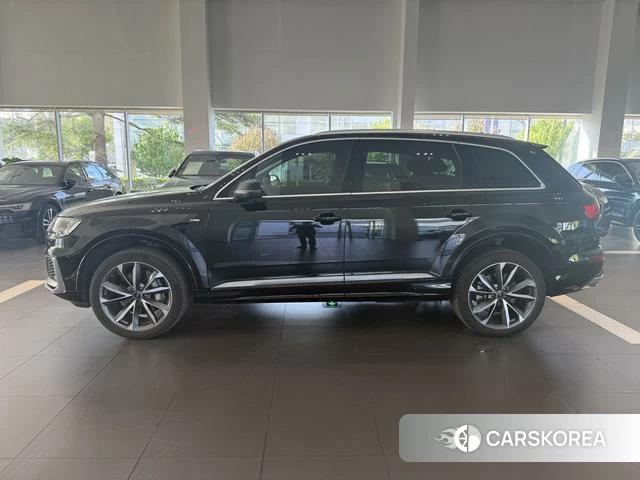 Audi Q7 2023 Черный из Китая, фото 4
