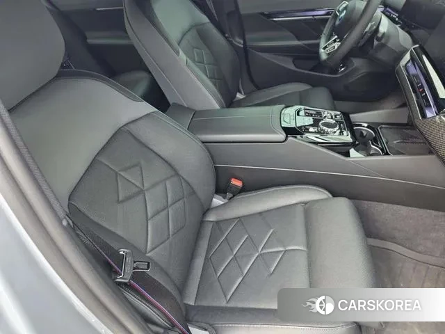 BMW 5 Series (G60) 2024 Светло-серебряный цвет из Кореи, фото 4