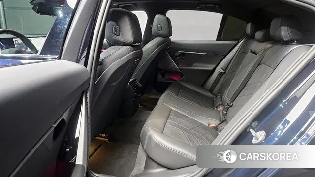 BMW 5 Series (G60) 2025 Черный из Кореи, фото 4