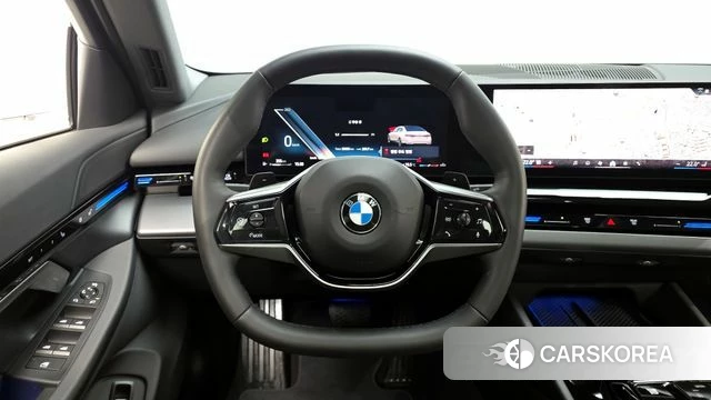 BMW 5 Series (G60) 2023 Белый из Кореи, фото 4