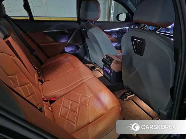 BMW 5 Series (G60) 2023 Черный двухцветный из Кореи, фото 4