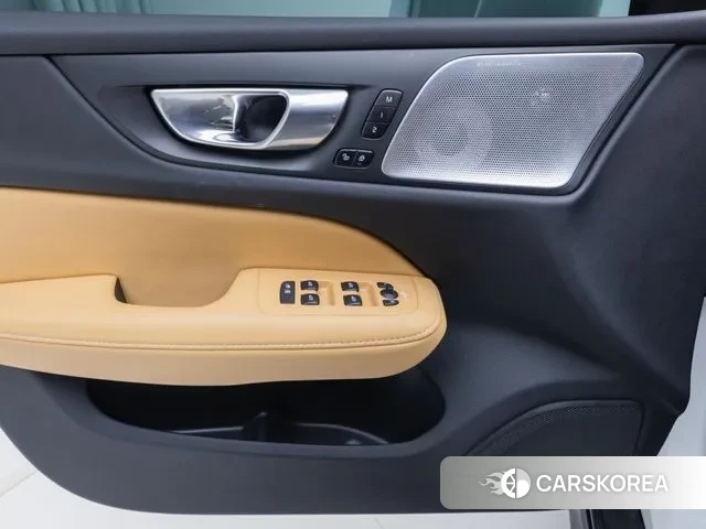 Volvo V60 Cross-Country 2nd Generation 2025 Белый из Кореи, фото 4