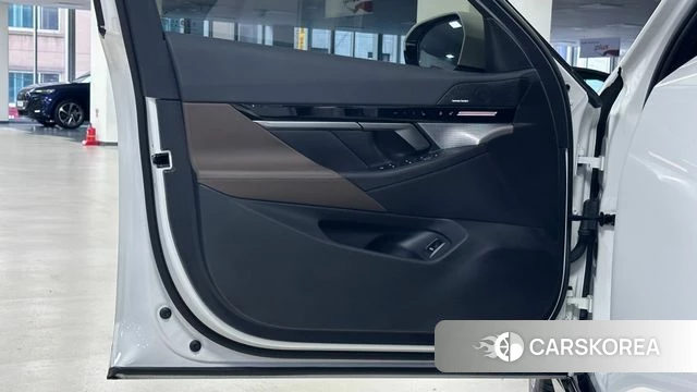 BMW 5 Series (G60) 2024 Белый из Кореи, фото 4