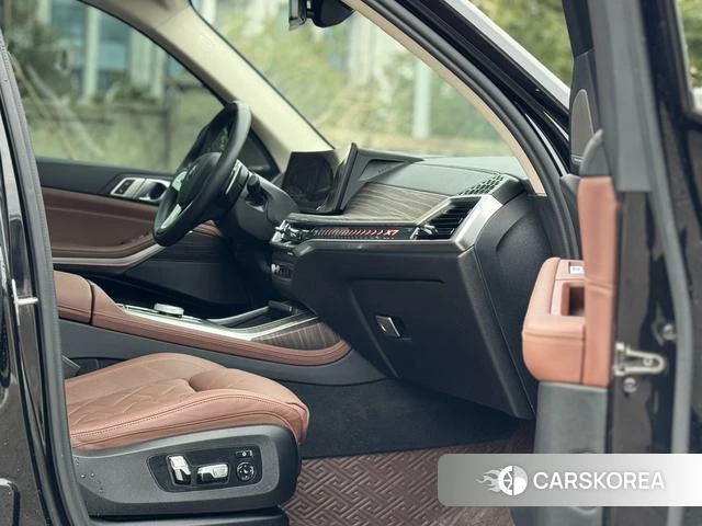 BMW X7 2023 Черный из Китая, фото 4