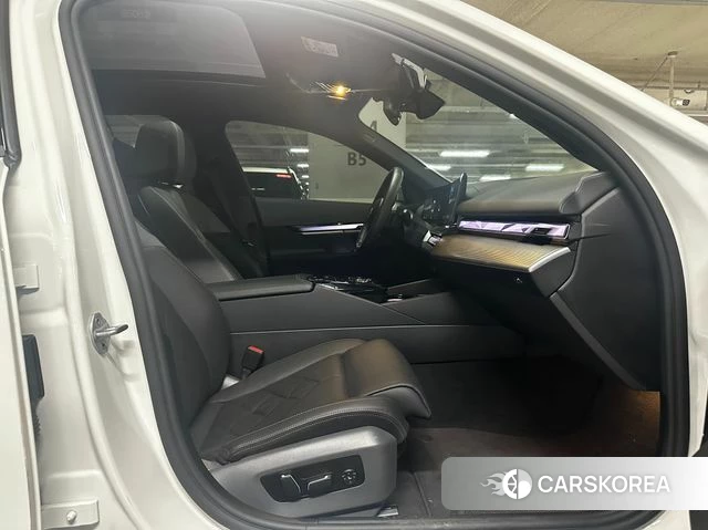 BMW 5 Series (G60) 2025 Белый из Кореи, фото 4