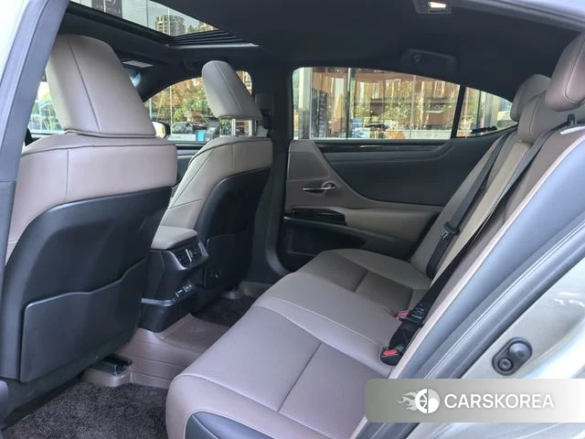 Lexus ES 2024 Серебристо-серый из Китая, фото 4