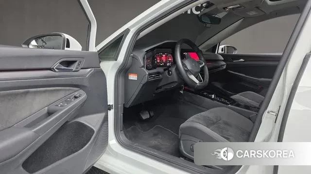 Volkswagen Golf 8th Generation 2023 Белый из Кореи, фото 4