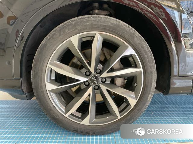 Audi Q7 2023 Черный из Китая, фото 4
