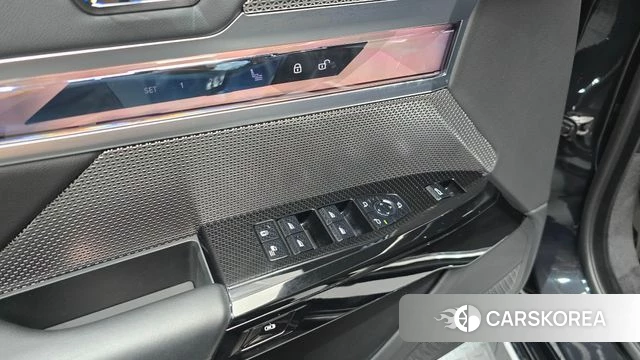 BMW 7 Series (G70) 2023 Черный двухцветный из Кореи, фото 4
