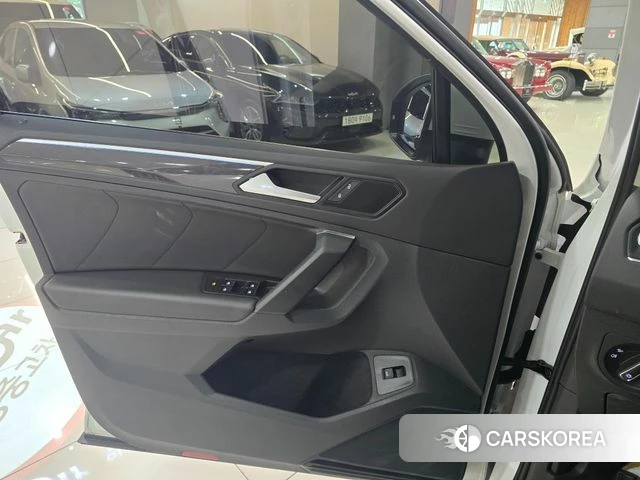 Volkswagen Tiguan second Generation 2023 Белый из Кореи, фото 4