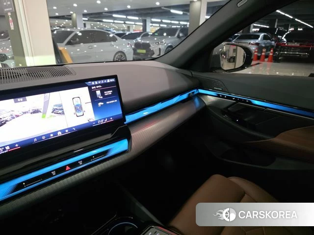 BMW 5 Series (G60) 2025 Серебристо-серый из Кореи, фото 4