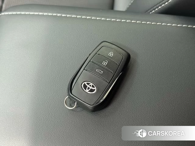 Toyota Camry 2025 Серебристо-серый из Китая, фото 4