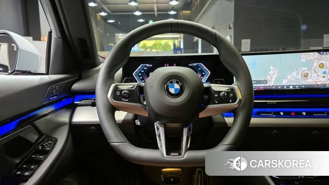 BMW 5 Series (G60) 2025 Серебристо-серый из Кореи, фото 4