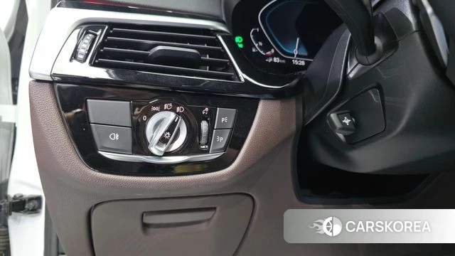 BMW 5 Series (G30) 2022 Белый из Кореи, фото 4