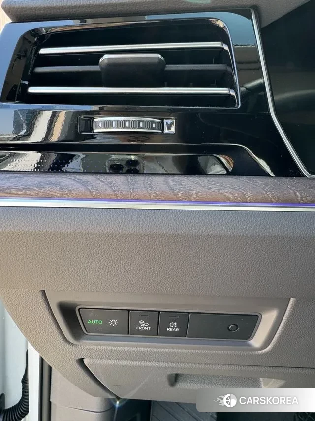 Volkswagen Touareg 3rd generation 2023 Белый из Кореи, фото 4