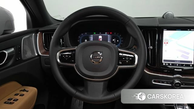 Volvo XC60 second Generation 2024 Светло-серебряный цвет из Кореи, фото 4
