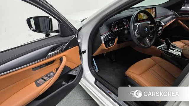 BMW 5 Series (G30) 2023 Белый из Кореи, фото 4