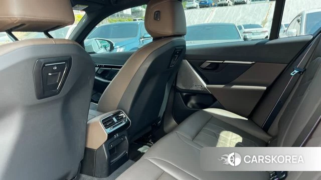 BMW 5 Series (G60) 2024 Светло-серебряный цвет из Кореи, фото 4
