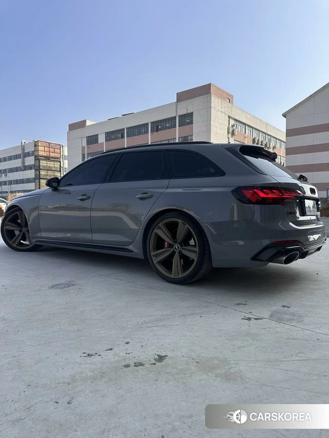 Audi RS 4 2023 Серебристо-серый из Китая, фото 4