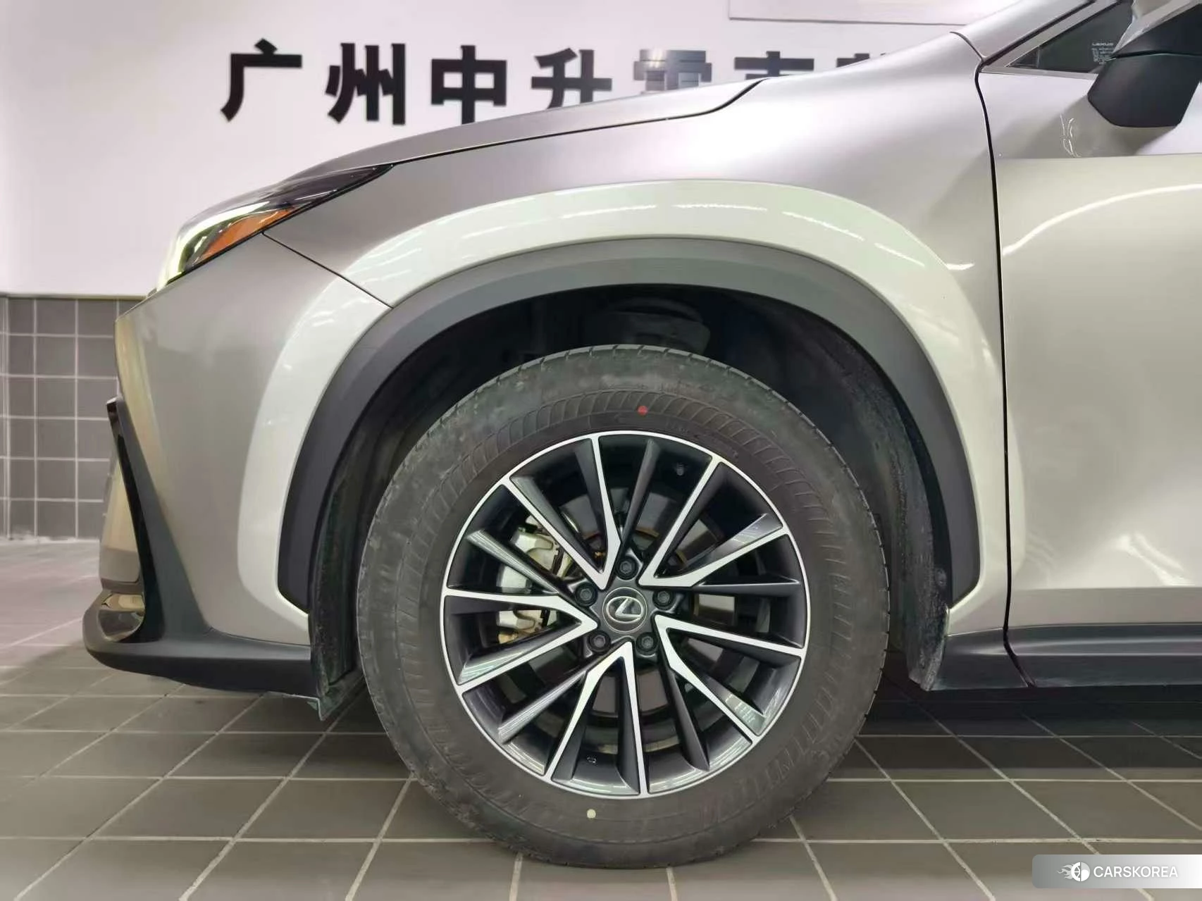 Lexus NX 2021 Серебристо-серый из Китая, фото 4