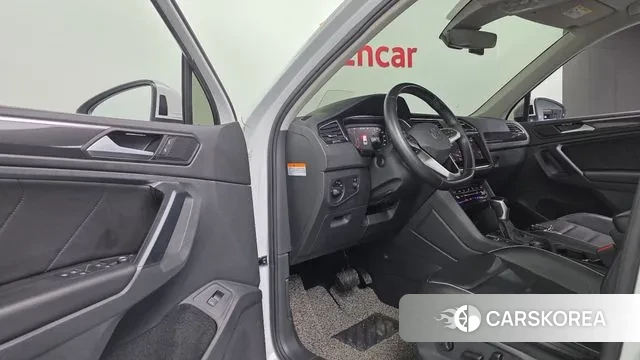 Volkswagen Tiguan second Generation 2022 Белый из Кореи, фото 4