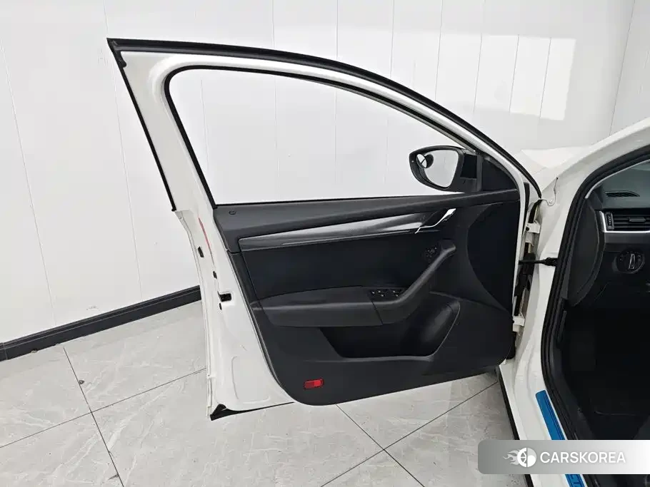 Skoda Octavia 2018 Белый из Китая, фото 4