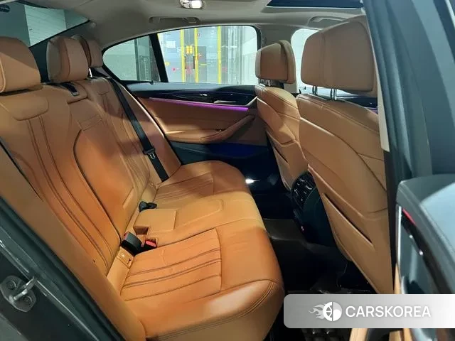 BMW 5 Series (G30) 2021 Серебристо-серый из Кореи, фото 4