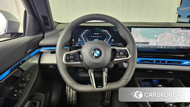 BMW 5 Series (G60) 2025 Серебристо-серый из Кореи, фото 4