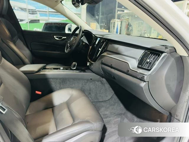Volvo XC60 2022 Белый из Китая, фото 4