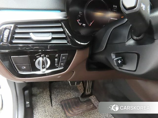 BMW 5 Series (G30) 2019 Белый из Кореи, фото 4