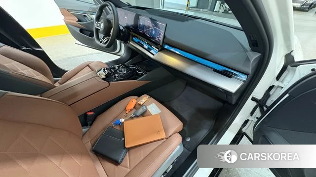 BMW 5 Series (G60) 2025 Белый из Кореи, фото 4