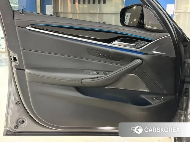 BMW 5 Series (G30) 2021 Серебристо-серый из Кореи, фото 4