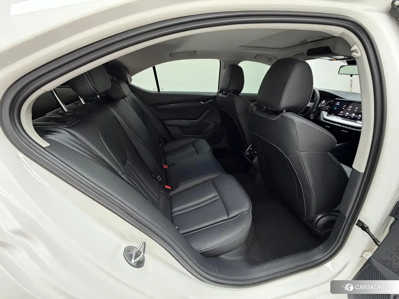 Skoda Octavia 2022 Белый из Китая, фото 4