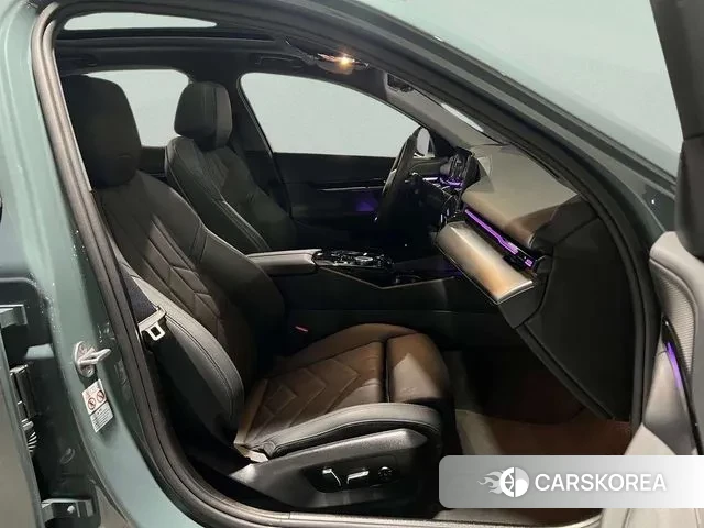 BMW 5 Series (G60) 2024 Небесно-голубой из Кореи, фото 4