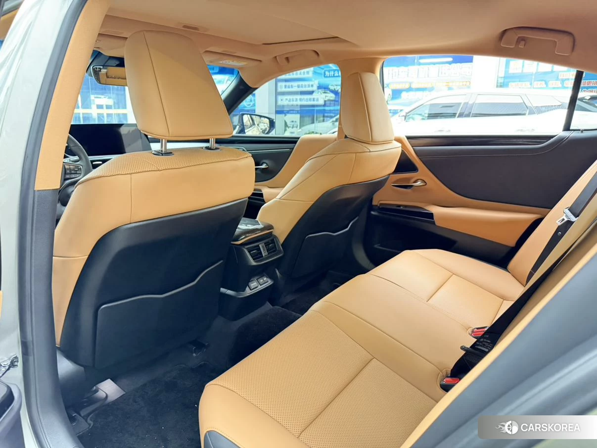 Lexus ES 2022 Серебристо-серый из Китая, фото 4