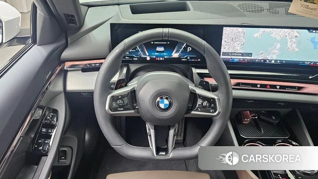 BMW 5 Series (G60) 2025 Белый из Кореи, фото 4