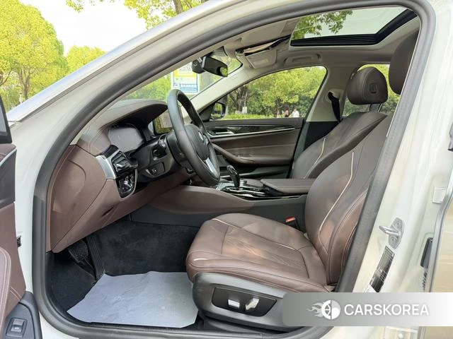 BMW 5 series 2021 Серебристо-серый из Китая, фото 4