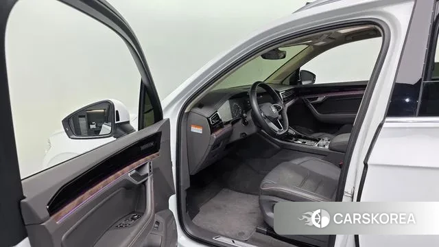 Volkswagen Touareg 3rd generation 2021 Белый из Кореи, фото 4