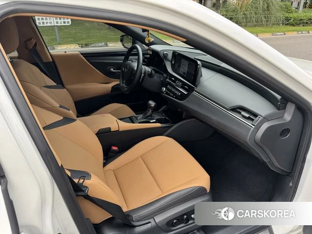 Lexus ES 2023 Белый из Китая, фото 4