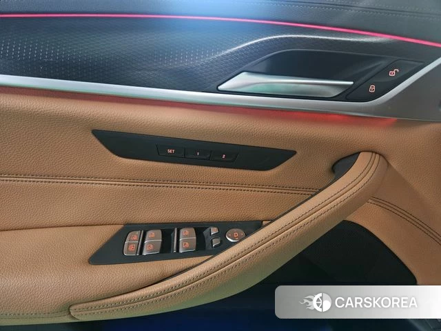 BMW 5 Series (G30) 2023 Белый из Кореи, фото 4