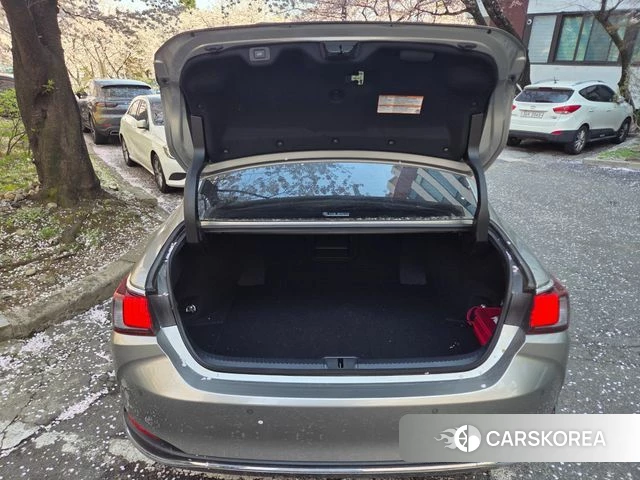 Lexus ES300h 7th generation 2025 Серебристо-серый из Кореи, фото 4