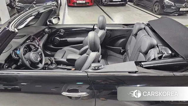 Mini Cooper Convertible 2023 Черный из Кореи, фото 4