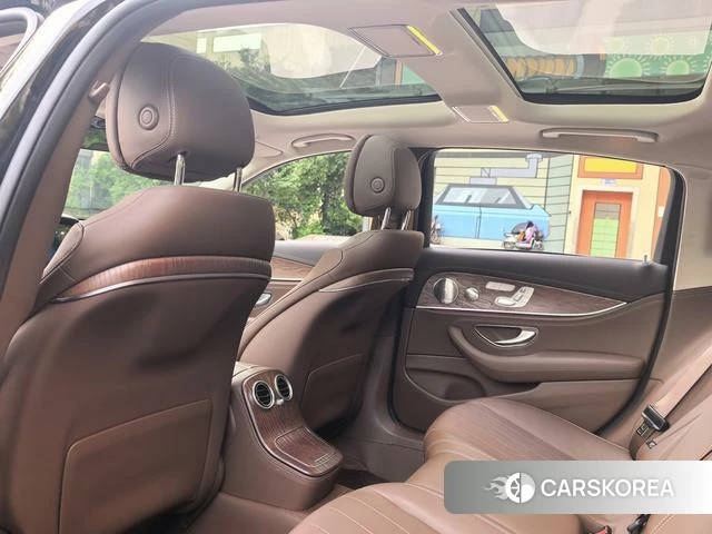 Mercedes-Benz E-class 2023 Черный из Китая, фото 4