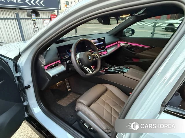 BMW 5 Series (G60) 2025 Серебристо-серый из Кореи, фото 4