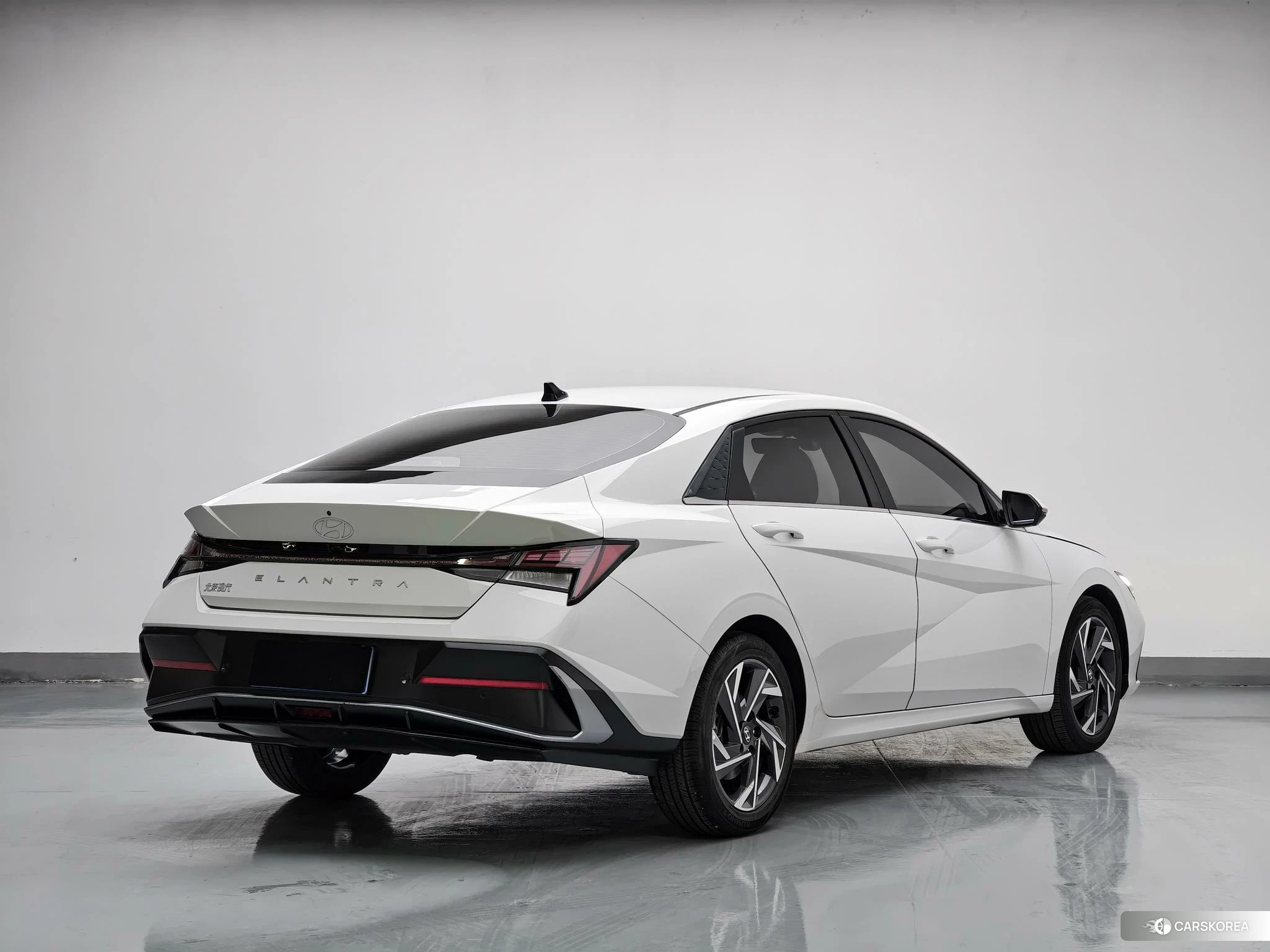 Hyundai Elantra 2023 Белый из Китая, фото 4