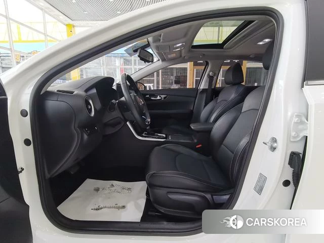 Kia K3 2023 Белый из Китая, фото 4