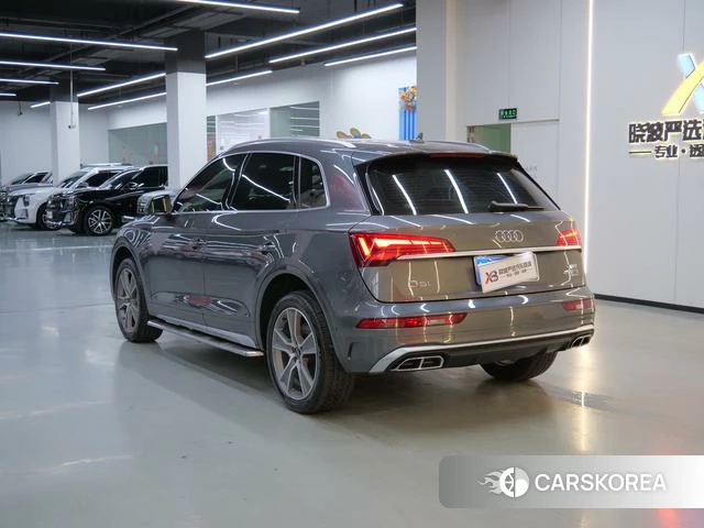 Audi Q5L 2022 Темно-серый из Китая, фото 4