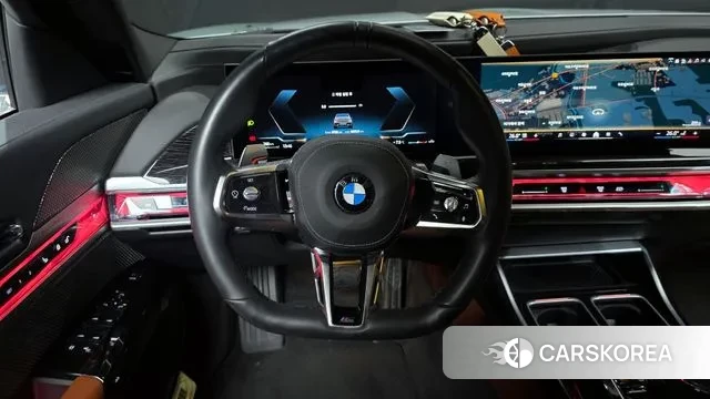 BMW 7 Series (G70) 2024 Светло-серебряный цвет из Кореи, фото 4