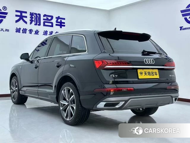 Audi Q7 2021 Черный из Китая, фото 4