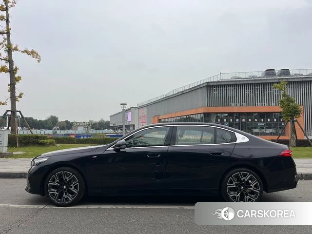 BMW 5 series 2025 Черный из Китая, фото 4